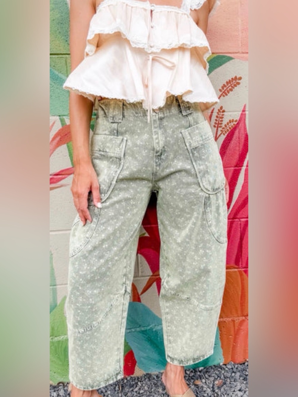 Easel Barrel Jeans with Floral-Print in Taupe